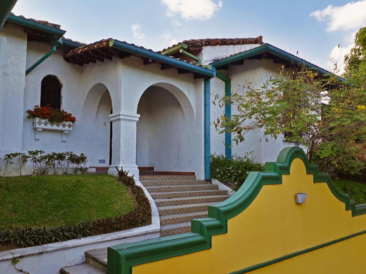 Kal Nawi Hotel San Salvador Exterior photo