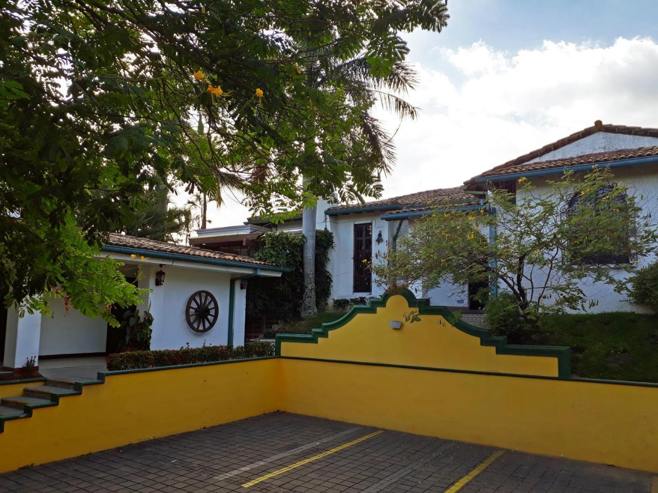 Kal Nawi Hotel San Salvador Exterior photo