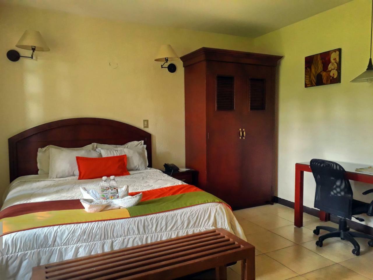 Kal Nawi Hotel San Salvador Exterior photo