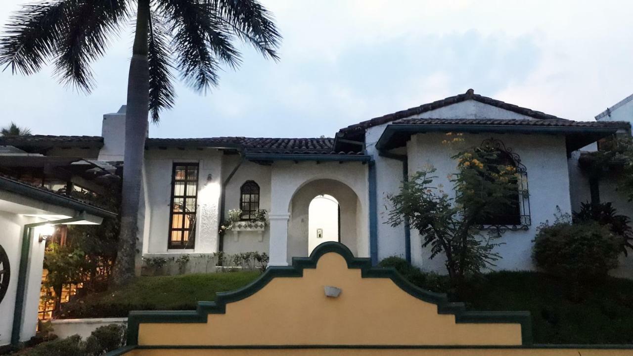 Kal Nawi Hotel San Salvador Exterior photo